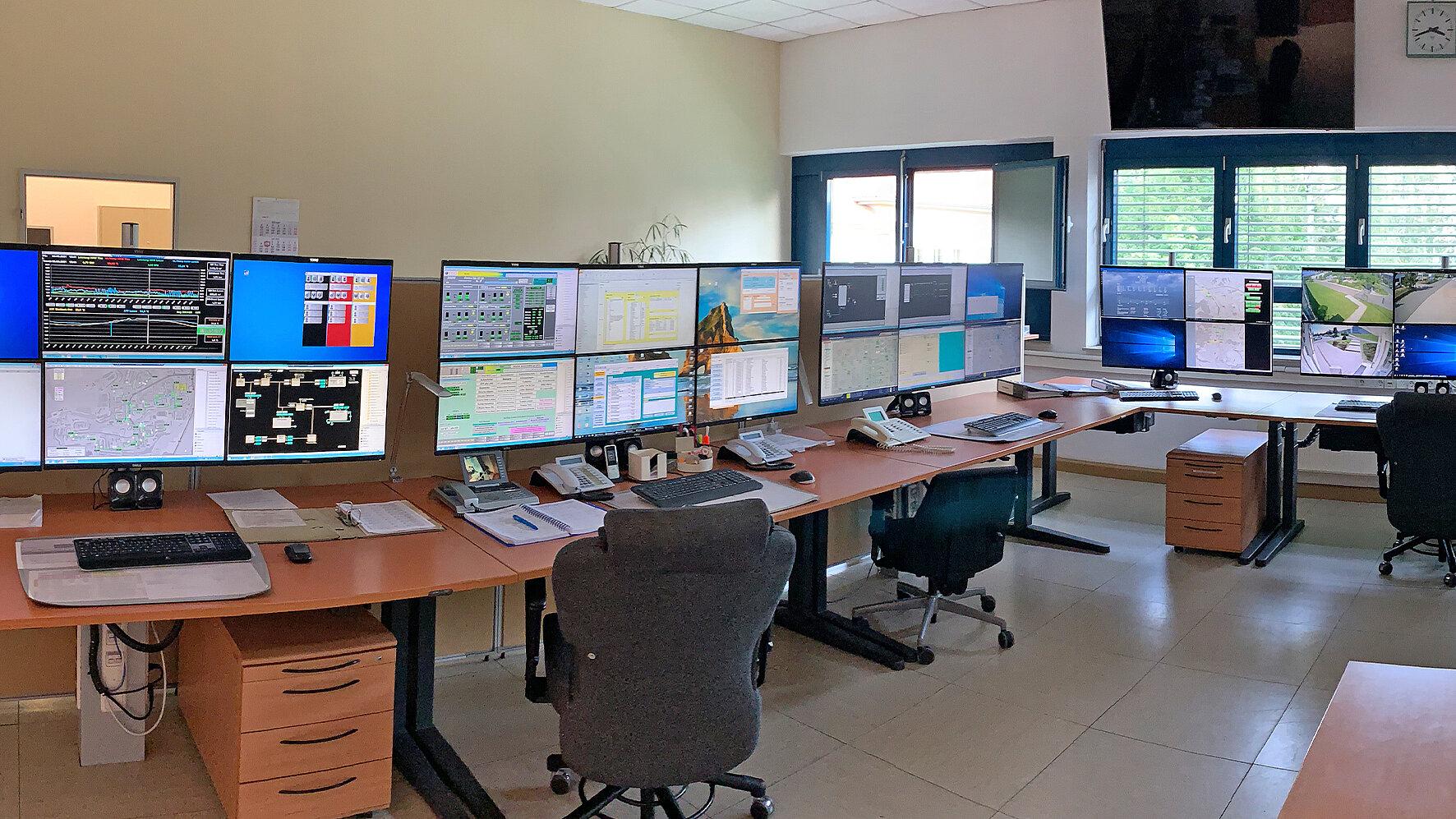 Arbeitsplätze und Monitore in der Netzleitstelle in Gera