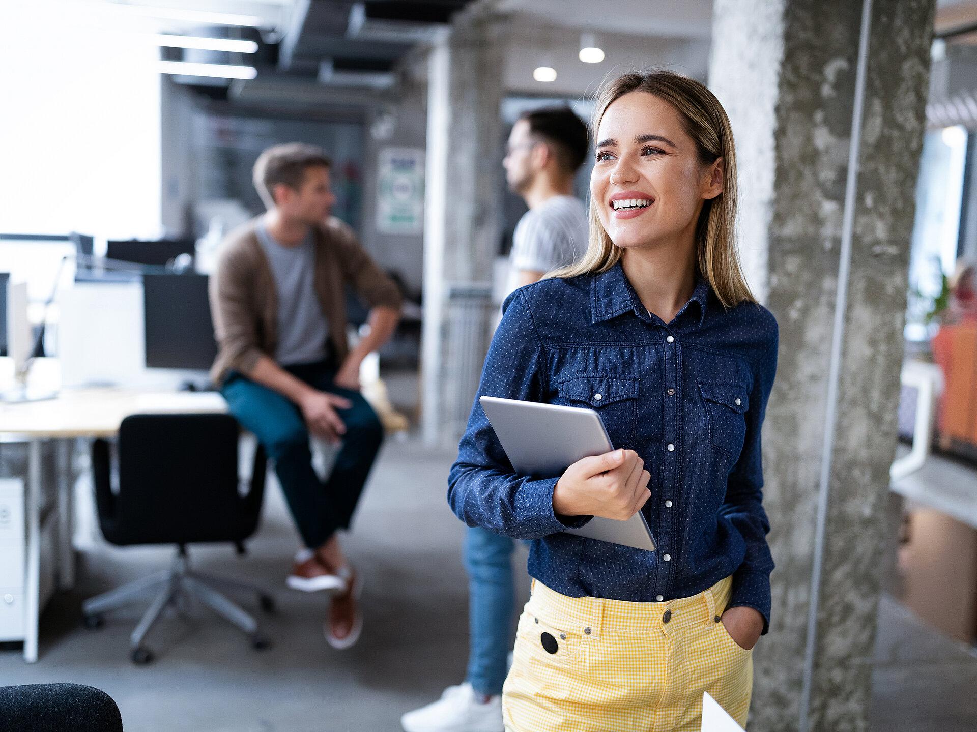 Geschäftsleute beim Brainstorming und Chatten im Büro am Arbeitsplatz