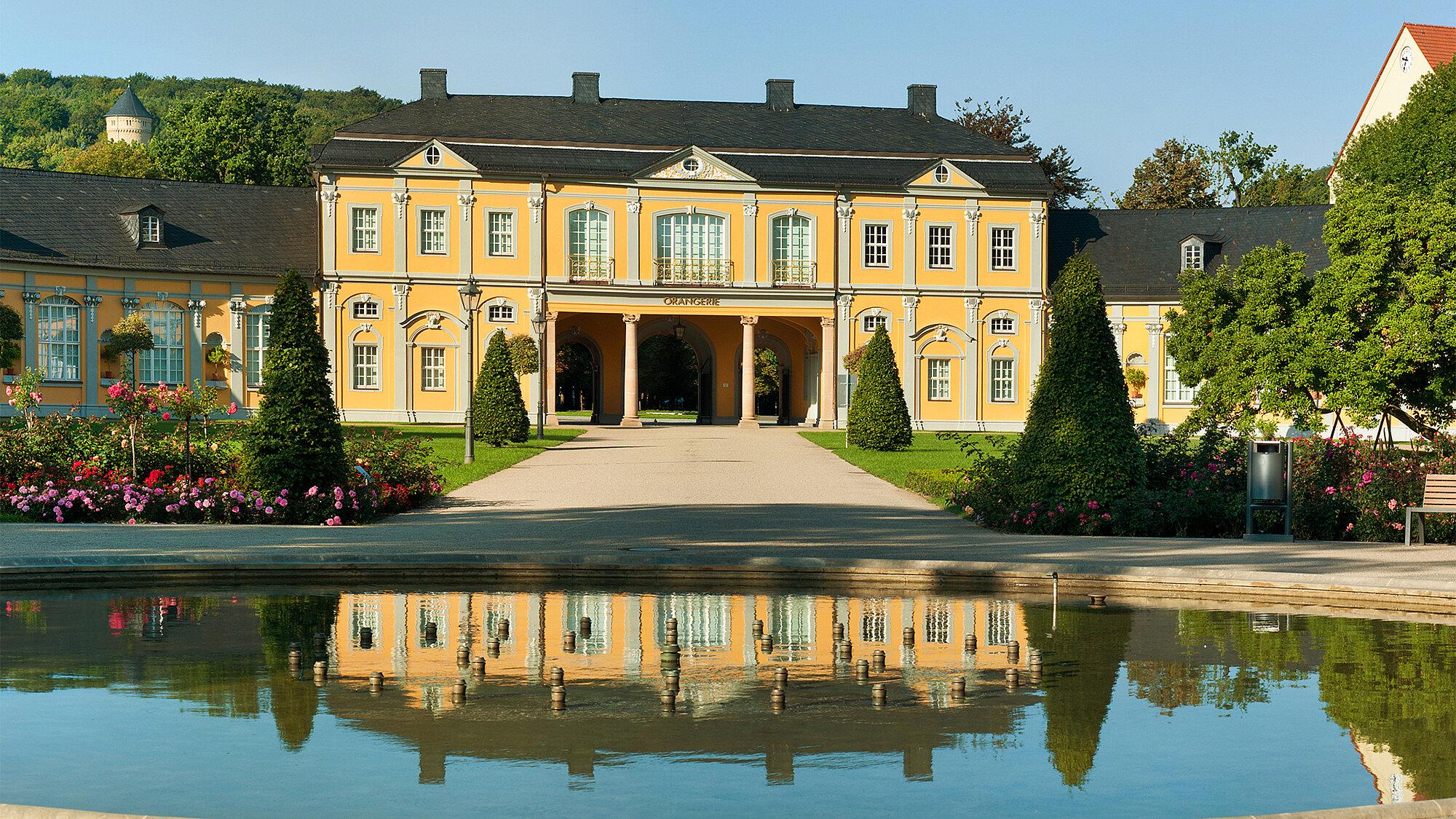Orangerie in Gera mit Park und Springbrunnen
