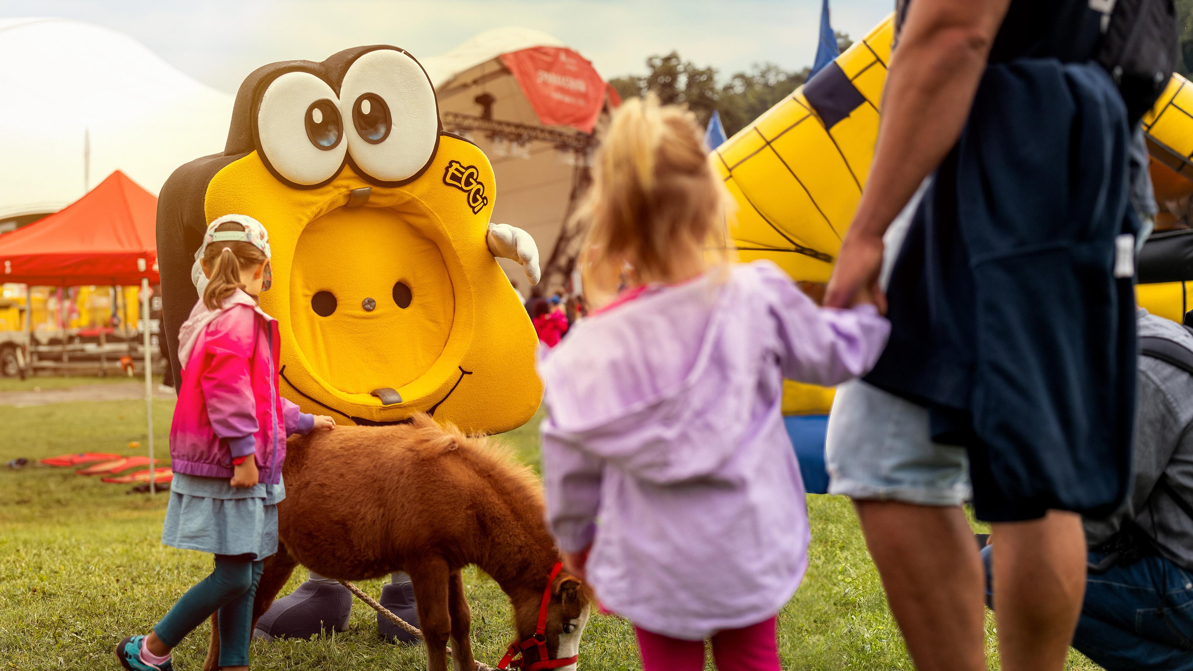 Veranstaltung im Hofwiesenpark mit Steckdosenmännchen EGGi, einem Alpaka und Besuchern