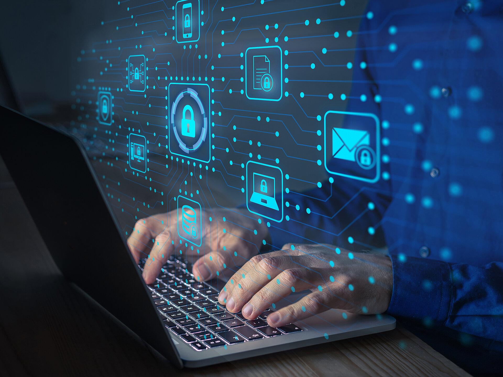 Hände eines IT-Ingenieur arbeitend an einem Laptop zum Schutz des Netzwerks vor Cyberangriffen 