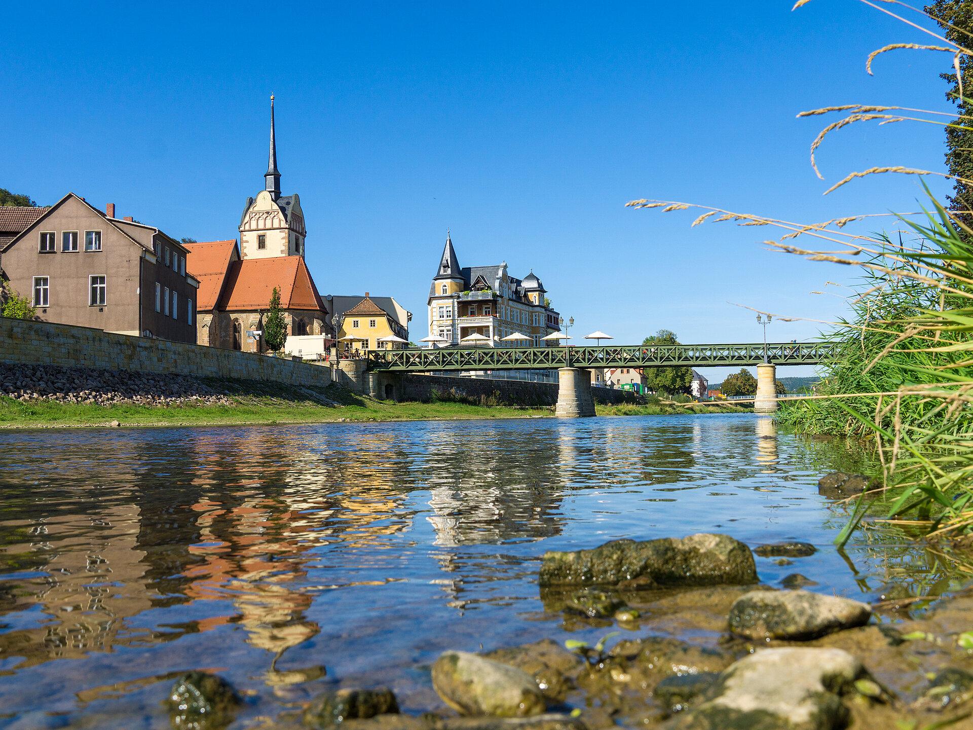 Fluss Elster in Gera mit Blick auf die Untermhäuser Brücke